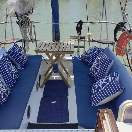 Vacations In A Sailboat Hotel na wodzie Lizbona