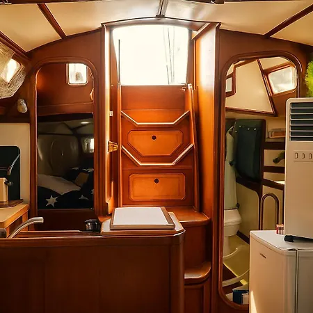 Vacations In A Sailboat Hotel en barco Lisboa